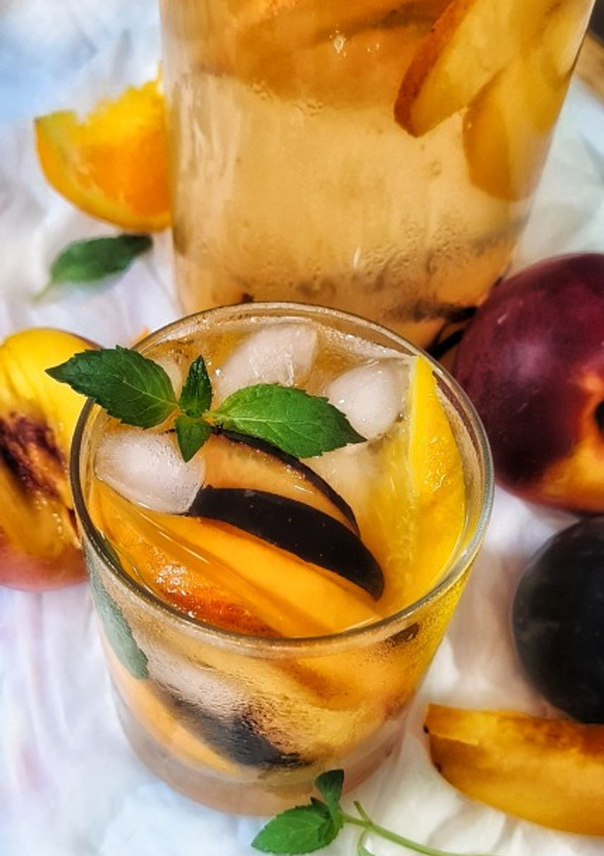 Una foto de Sangría de naranja, nectarina, ciruela y vino blanco