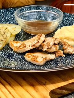 Una foto de Solomillo de pavo con compota de manzana 🍏 y patatas panaderas