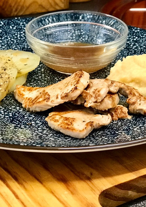 Una foto de Solomillo de pavo con compota de manzana 🍏 y patatas panaderas