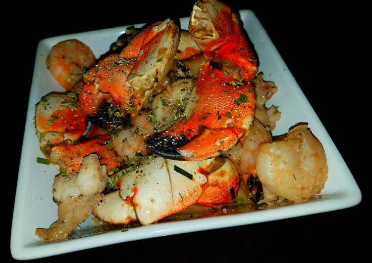 Simple Way to Cook Delicious Mike&#39;s 10 Minute Garlic Crab Lobster &amp; Shrimp Marisco