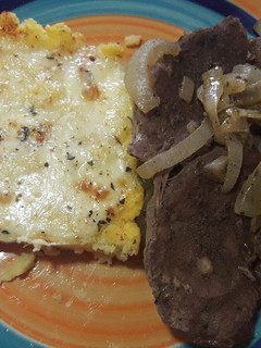 Una foto de Bifes encebollados con polenta al horno