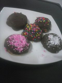 Una foto de Galletitas con dulce de leche y chocolate