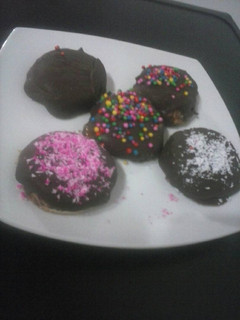 Una foto de Galletitas con dulce de leche y chocolate