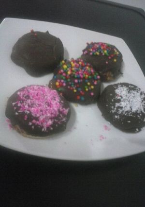 Una foto de Galletitas con dulce de leche y chocolate