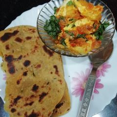 A picture of Kadhai paneer with paratha.