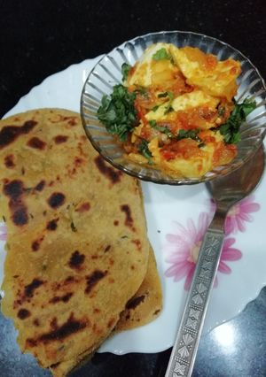A picture of Kadhai paneer with paratha.
