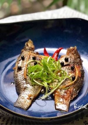 A picture of Vietnamese Braised Tilapia in Clay Pot (Cá Rô Phi Kho Tộ).