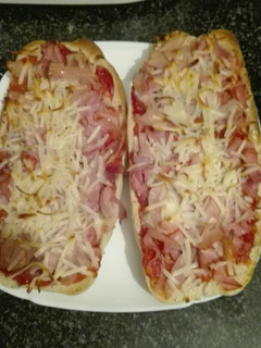 Una foto de Paninis de beicon jamón adobado con queso y ajoaceite