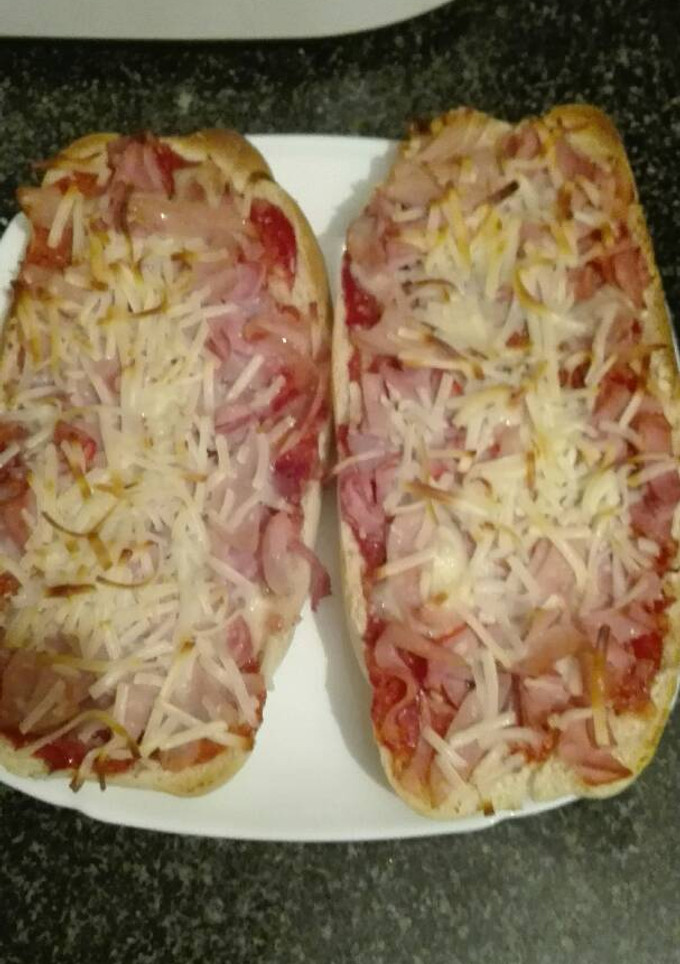 Una foto de Paninis de beicon jamón adobado con queso y ajoaceite 