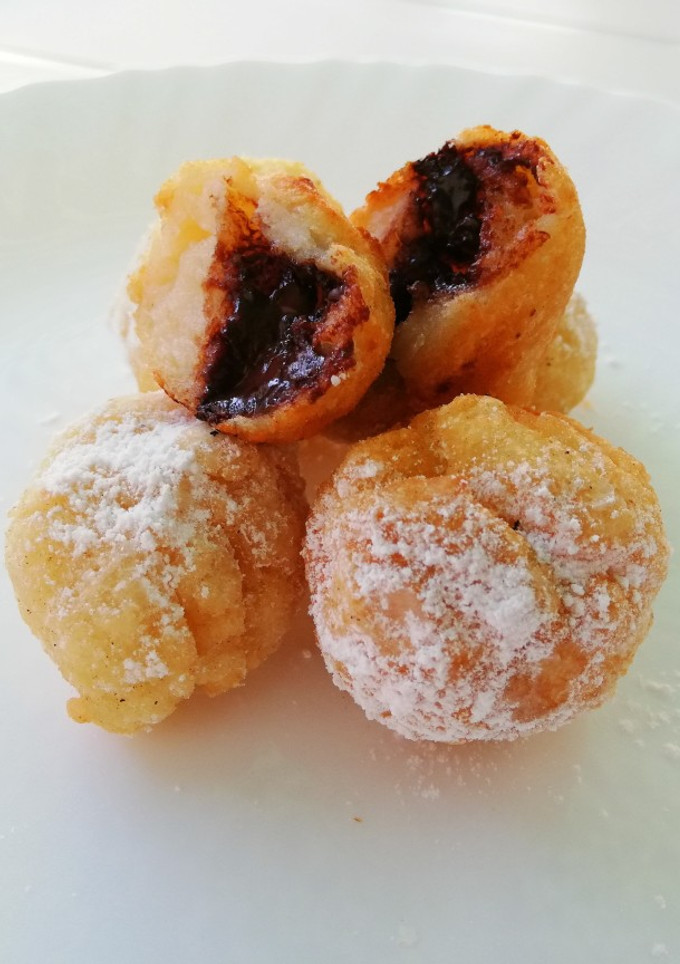 Una foto de Bolitas de churro con chocolate