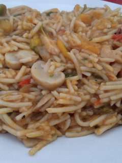 Una foto de Fideos cremosos con verduras y champiñones