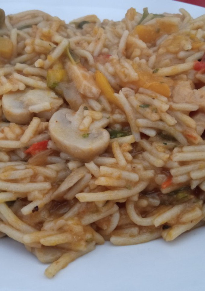 Una foto de Fideos cremosos con verduras y champiñones