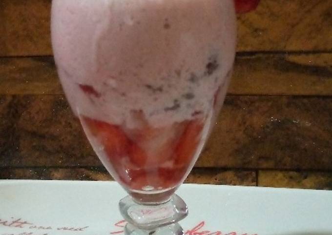 Strawberry 🍓 Milk shake