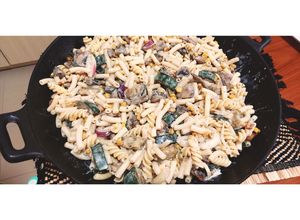Almaecetes-hagymás tésztasaláta cukkinivel, gombával és kukoricával (vegán, cukormentes) recept fotója