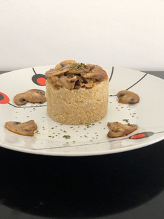 Una foto de Quinoa con champiñón