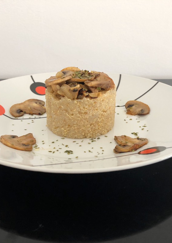 Una foto de Quinoa con champiñón