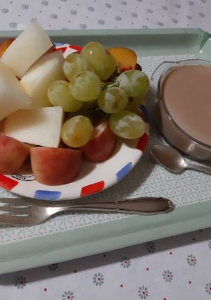 Une photo de Flan et des fruits a l'assiette ❤
