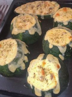 Una foto de Zapallitos italianos rellenos ✨ pollo - champiñón