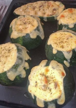 Una foto de Zapallitos italianos rellenos ✨ pollo - champiñón