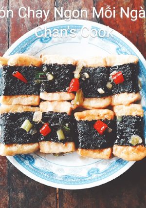 Hình của món Đậu khuôn cuộn rong biển kho chay.