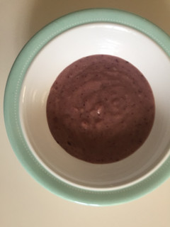 Una foto de Papilla de cerezas y pera con pera BLW 👶🏼🍐🍒🍪