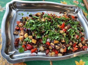 Une photo de Aubergine et poivron aux tomates confites, coriandre et épices