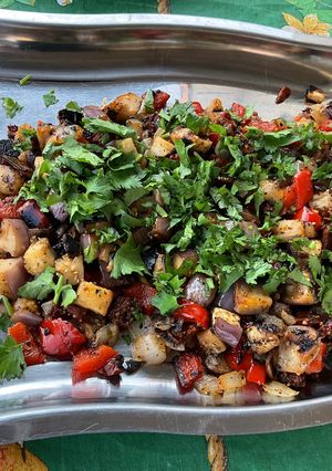 Une photo de Aubergine et poivron aux tomates confites, coriandre et épices