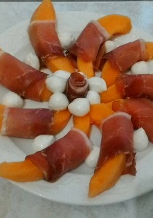 Una foto de Jamón, melón y bocaditos de mozzarella