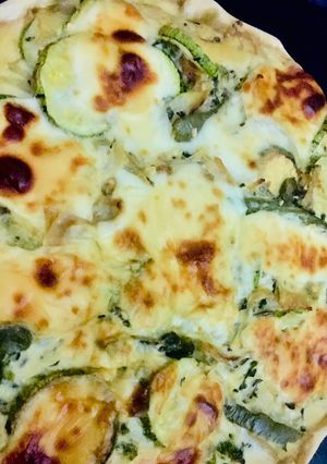 Una foto de TARTA DE 🥒ZUCHINIS🥒 Y 🧀🧀QUESOS🧀 (en horno eléctrico)