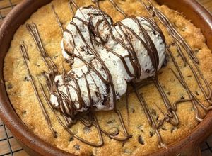 Una foto de Cookie Gigante Rellena de Nutella con Helado de Stracciatella en Airfryer