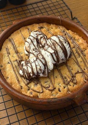 Foto principal de Cookie Gigante Rellena de Nutella con Helado de Stracciatella en Airfryer