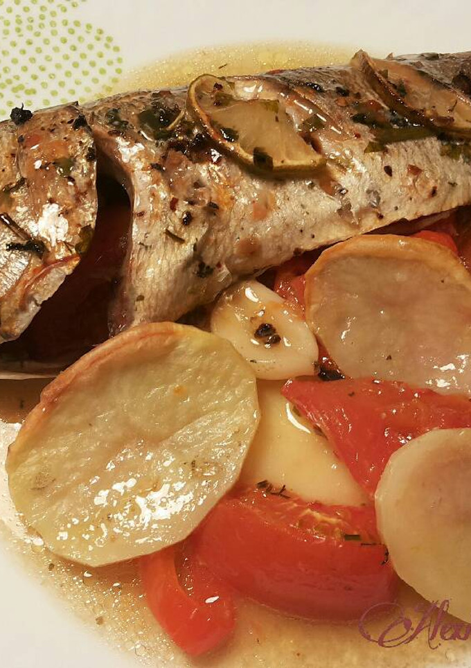 Una foto de Besugo al horno, a la lima y hierbas ibéricas