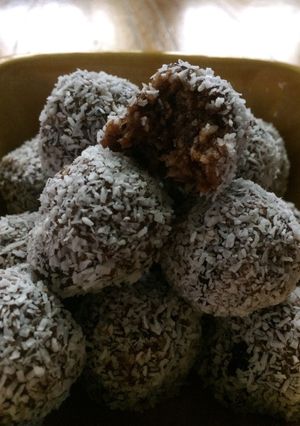 Una foto de Trufas de ciruelas, coco y miel 😋 una dulzura súper saludable!!!!