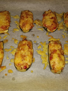 Una foto de Calabacines con atún y pimiento rojo