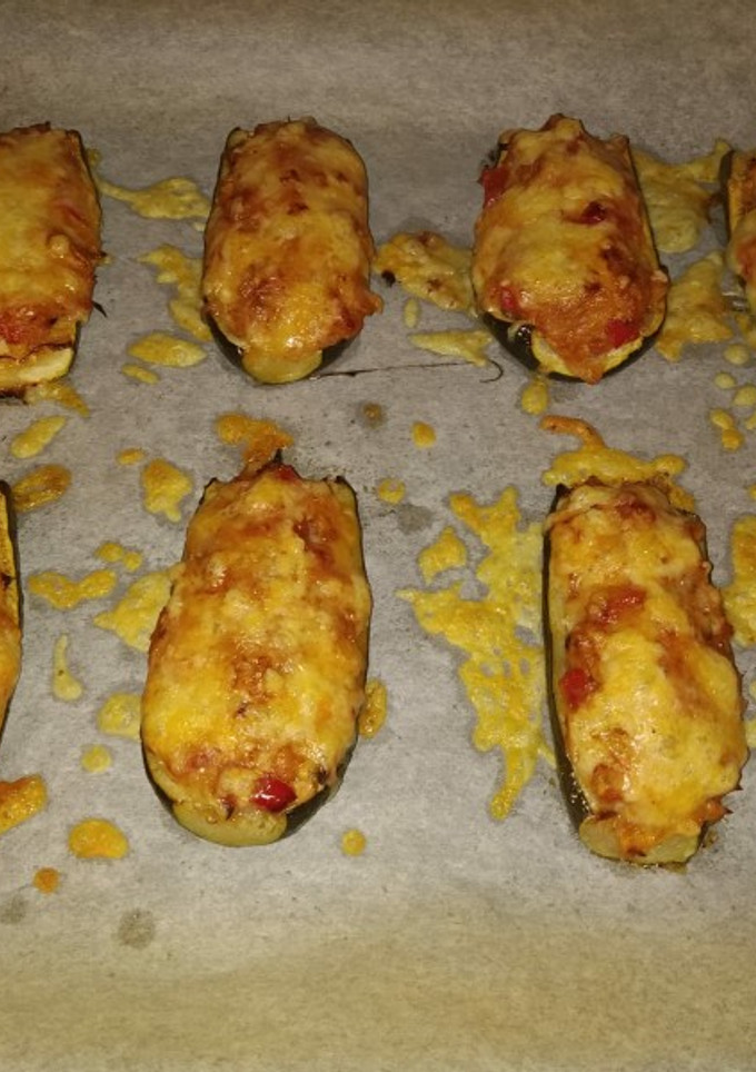 Una foto de Calabacines con atún y pimiento rojo