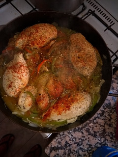 Una foto de Pollo al disco con puré de papas