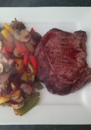 A picture of Steak and Veg.