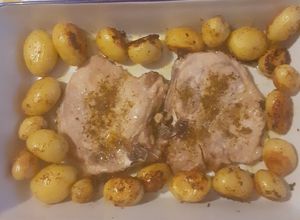 Foto di Braciole con patate novelle al forno..piatto unico..😋😋