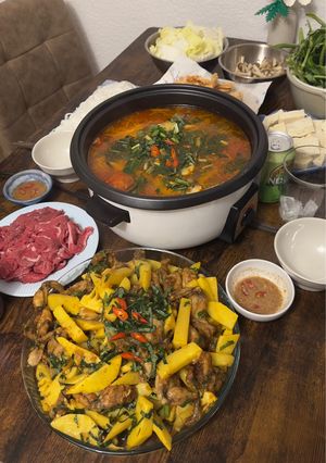 Hình của món Lẩu ếch măng cay.