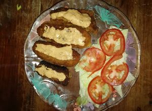 Una foto de CROQUETAS DE ATÚN ensalada y aderezo