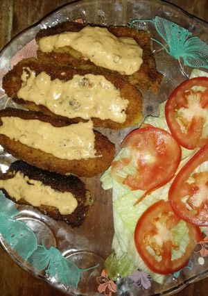 Una foto de CROQUETAS DE ATÚN ensalada y aderezo
