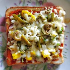 A picture of Bread Pizza.