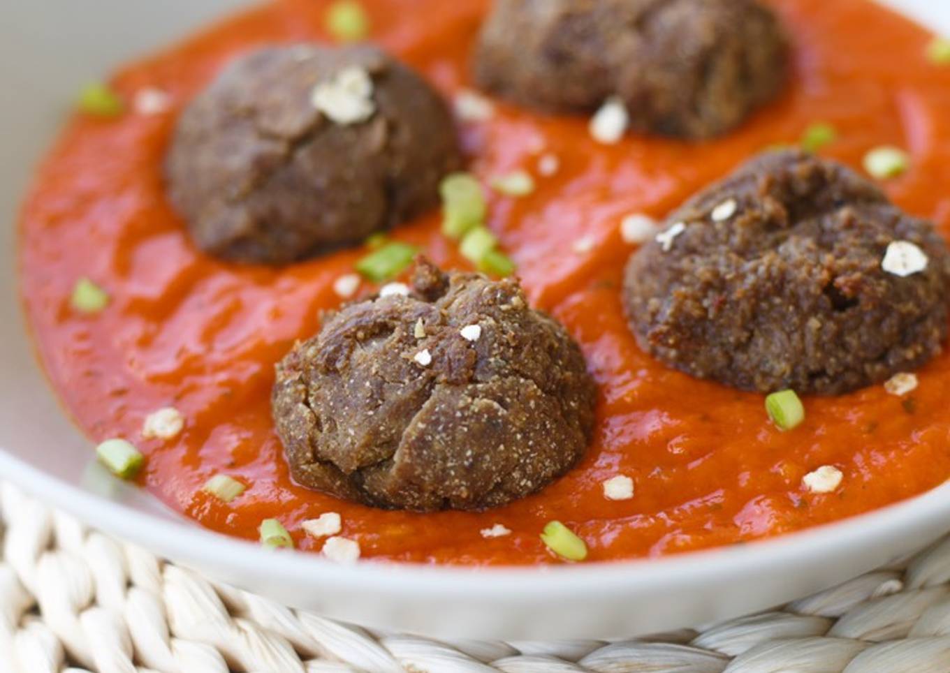 Albóndigas de lentejas con salsa de tomate