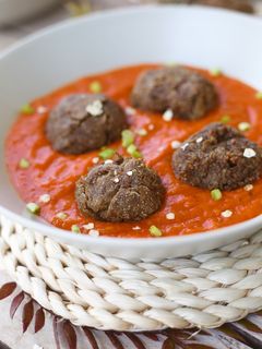Una foto de Albóndigas de lentejas con salsa de tomate