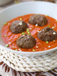 Una foto de Albóndigas de lentejas con salsa de tomate