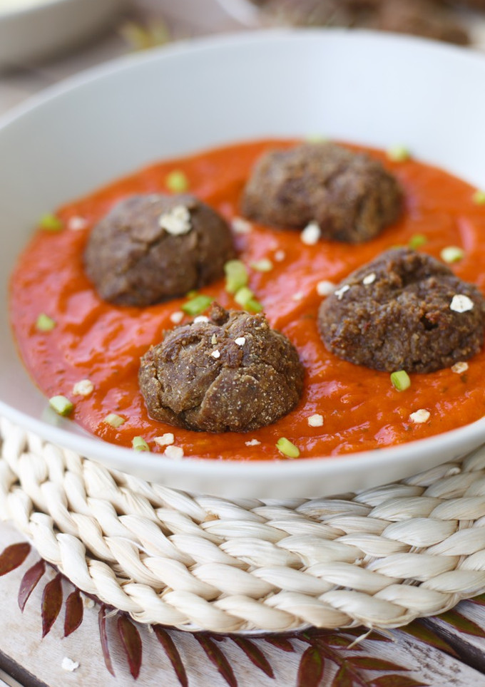 Una foto de Albóndigas de lentejas con salsa de tomate