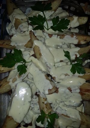 Una foto de Lomo y papas asadas, con salsa roquefort..