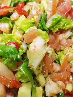 Una foto de Ensalada salmón y langostinos sin gluten