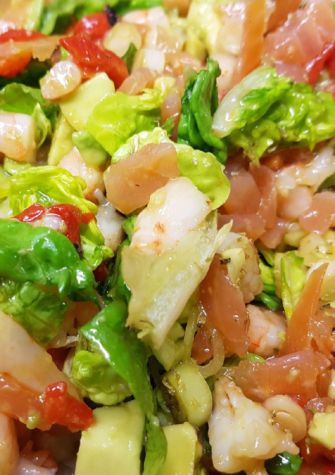 Una foto de Ensalada salmón y langostinos sin gluten