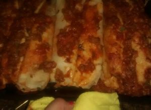 Una foto de Canelones de verdura con corazón de queso y salsa roja